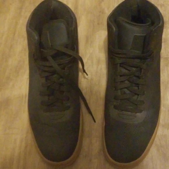 Nike size 11.5 shoes - Picture 2 of 4